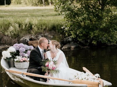 Hääpari suutelee soutuveneessä